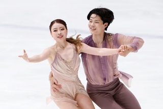 　アイスダンスＲＤ　演技する紀平梨花（左）、西山真瑚組＝田中貴金属アイスアリーナ