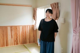 　仮設住宅に入居し、間取りなどを確認する宮川友佳さん＝５日午前、熊本県氷川町