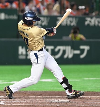 　三菱重工Ｅａｓｔ戦の４回、ＮＴＴ西日本・吉川が勝ち越し２ランを放つ＝東京ドーム