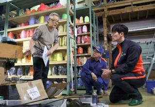 　福井県の石田嵩人知事（右）に被災状況を説明する繊維業「ブランチュール」の福田勝一代表（左）＝４日、坂井市