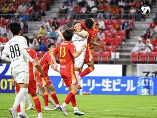 　名古屋-町田　後半、ヘディングでゴールを決める町田・明本（上手前）＝豊田