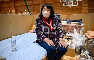 　熊本県宇城市の避難所に身を寄せる堀端美栄子さん＝８月