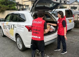 　被災者支援に向かうため食料などを車に積み込むＪＤＡ-ＤＡＴの隊員＝５日、熊本市（熊本県栄養士会提供）
