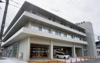 　完成した複合型福祉施設「希望のまち」の建物＝７日午前、北九州市小倉北区