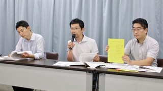 　記者会見する全国市民オンブズマン連絡会議の浜嶌将周弁護士（中央）＝７日午後、名古屋市