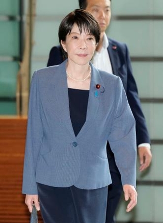 　首相官邸に入る高市首相＝７日午前