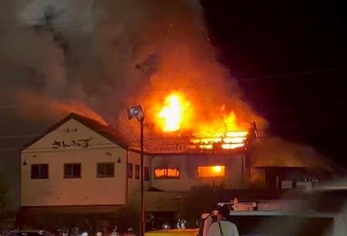 　岐阜県本巣市のケーキ店から上がる炎と煙＝５日夜（近隣住民提供）