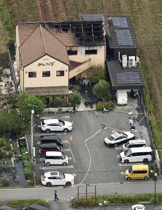 　火災があったケーキ店「さんらいず」と店舗駐車場＝６日、岐阜県本巣市（共同通信社ヘリから）