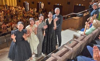 　第８３回ベネチア国際映画祭で「ルックバック」の公式上映後、観客の拍手に応える（左から）岡田六花さん、七瀬ふうりさん、蒔田彩珠さん、出口夏希さん、是枝裕和監督＝７日、イタリア・ベネチア（共同）
