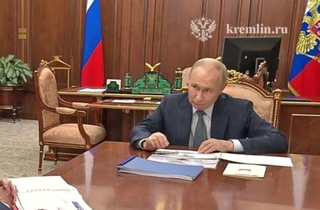 　政権幹部と会談した際、書類の上でペンを回すロシアのプーチン大統領＝８月２７日、モスクワ（大統領府の動画から・共同）