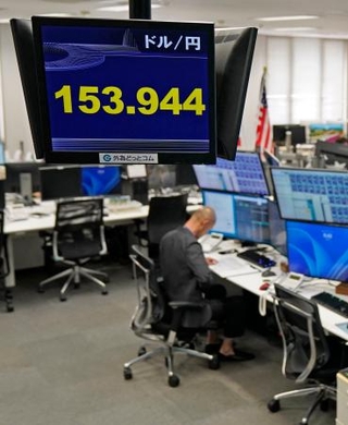 　一時１ドル＝１５３円台後半を付けた円相場を示すモニター＝８日午前、東京都港区の外為どっとコム