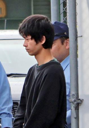 　送検されるファム・カオ・リエン・コン容疑者＝８月１４日、埼玉県警狭山署