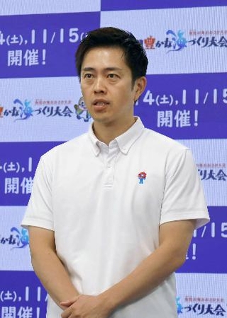 　記者団の取材に応じる大阪府の吉村洋文知事＝８日午後、大阪府庁