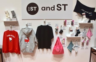 　セブン-イレブン・ジャパンが販売する衣料品＝８日午前、東京都千代田区