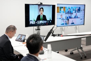 　所得連動給付を巡る協議にオンラインで参加した城内全世代型社会保障改革相＝８日午後、東京都千代田区