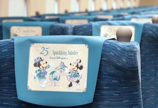 　東京ディズニーシー開園２５周年を記念した東海道新幹線の座席のヘッドレストカバー