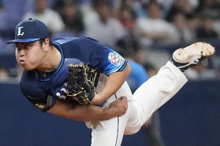 　８回無失点で１１勝目を挙げた西武・平良＝京セラドーム