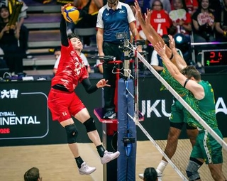 　１次リーグのオーストラリア戦でスパイクを放つ石川（左）＝北九州市立総合体育館（Ｖｏｌｌｅｙｂａｌｌ　Ｗｏｒｌｄ提供）