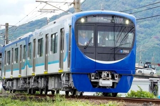 　試運転する「ことでん」の新型車「２０００形」＝７日、香川県まんのう町