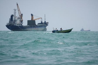 　イラン南部バンダルアバス沖のホルムズ海峡に浮かぶ貨物船やボート＝６日