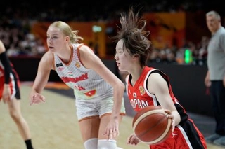 　バスケットボール女子ワールドカップ準々決勝進出決定戦でハンガリーと戦い、チーム最多の１１点を挙げた田中こころ（右）＝８日、ベルリン（ＡＰ＝共同）