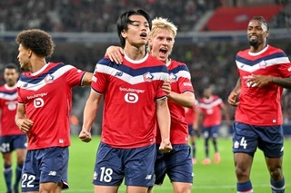 　ベティス戦の前半、先制ゴールを決め、祝福されるリールの上田（手前）＝リール（共同）