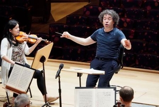 　リハーサルを行うニューヨーク・フィルハーモニックの新音楽・芸術監督のグスターボ・ドゥダメルさん（右）＝８日、米ニューヨーク（共同）