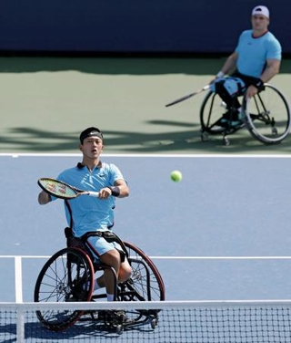 　車いすの部男子ダブルス１回戦でプレーする小田凱人（手前）、グスタボ・フェルナンデス組＝ニューヨーク（ＵＳＴＡ／ゲッティ＝共同）