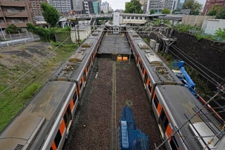 　大雨の影響で列車が止まったままのＪＲ千種駅＝９日午前８時５分、名古屋市千種区
