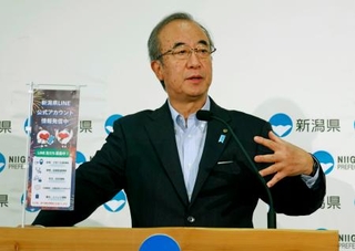 　新潟県庁で記者会見する花角英世知事＝９日午前