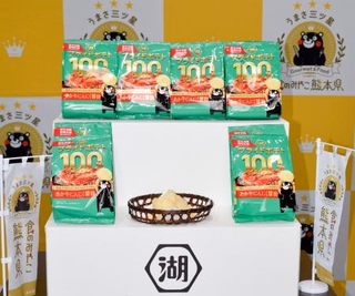 　熊本地震からの復興を支援するため湖池屋が発売する新商品のポテトチップス＝９日午前、熊本県庁