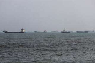 　ホルムズ海峡に停泊する船舶＝８月、イラン・バンダルアバス沖（ゲッティ＝共同）