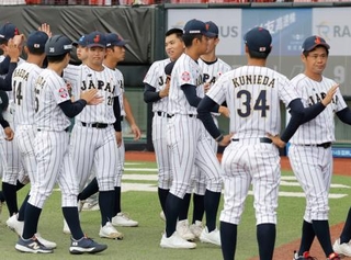 　フィリピンに大勝し、タッチを交わす高校日本代表の選手たち＝台北（共同）