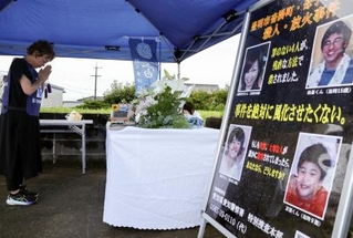 　母子４人殺害事件から２２年となり、献花台に手を合わせる天海としさん＝９日午後、愛知県豊明市