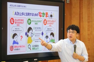 　ＡＩのリスクについて授業を行う静岡大の塩田真吾准教授＝９日午後、東京都板橋区