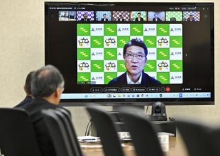 　臨時で開かれた全国知事会の地方税財政常任委員会に、オンラインで参加した宮崎県の河野俊嗣知事＝９日午後、東京都千代田区
