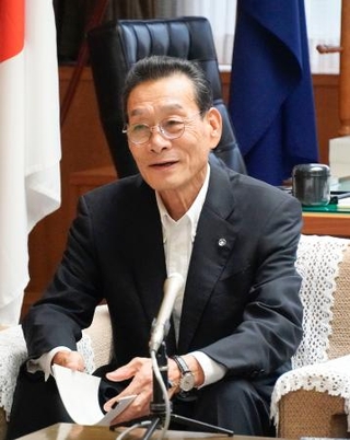 　福岡県議会議長に選出され、記者会見する大島道人氏＝９日午後、福岡県議会棟