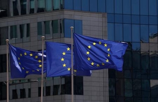 　ブリュッセルの本部前ではためくＥＵ旗＝４月（ロイター＝共同）