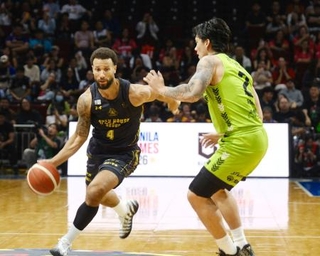 　フィリピンの首都マニラで行われたバスケットボールのＢリーグ、レバンガ北海道戦で、ドリブルする群馬クレインサンダーズの選手＝９日（共同）