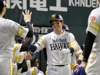　３回、２ランを放ちナインに迎えられるソフトバンク・栗原＝みずほペイペイドーム
