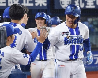 　６回、３ランを放ち、ナインに迎えられるＤｅＮＡ・井上朋（右）＝横浜
