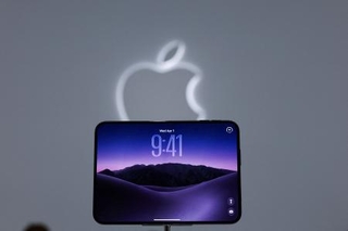 　アップルのイベントで発表された初の折り畳みｉＰｈｏｎｅ「デュオ」＝９日、カリフォルニア州クパティーノ（ロイター＝共同）