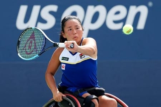 　車いすの部女子シングルス１回戦でプレーする上地結衣＝ニューヨーク（ゲッティ＝共同）