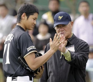 　２０１３年２月、日本ハムの大谷翔平選手（左）と手の大きさを比べる張本勲さん＝国頭