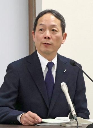 　電気料金の過大徴収について説明する中部電力ミライズの八木貴央取締役＝１０日午前、名古屋市
