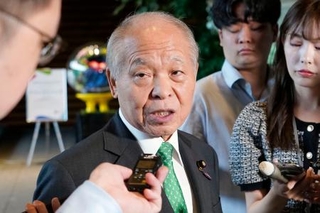 　高市首相と面会後、取材に応じる自民党の鈴木宗男参院議員＝１０日午前、首相官邸