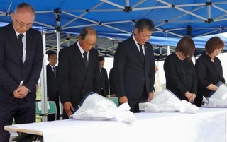 　鬼怒川の堤防決壊現場での追悼式で黙とうする茨城県常総市の神達岳志市長（中央）ら＝１０日午後