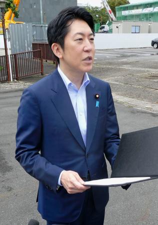 　国家公務員宿舎の予定地視察後、記者団の取材に応じる佐藤啓官房副長官＝１０日午前、東京都千代田区