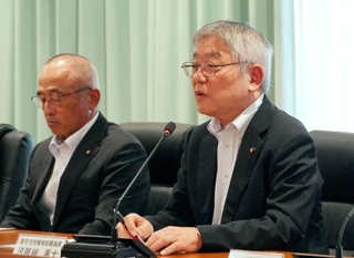 　中部電力に要望する御前崎市議会原子力対策特別委の河原崎恵士委員長（右）＝１０日午後、静岡県御前崎市