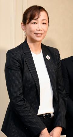 　横浜市長選への出馬を表明した弁護士の原沢敦美氏＝１０日午後、横浜市